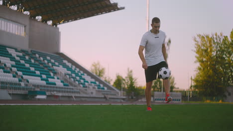 Incline-Hacia-Arriba-Con-Cámara-Lenta-De-Un-Hombre-De-La-Liga-De-Fútbol-Profesional-Haciendo-Malabarismos-Con-La-Pierna-En-El-Campo-De-Juego-Al-Aire-Libre-En-Un-Día-Soleado-De-Verano